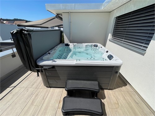 Whirlpool Minion Duo - Installationsbeispiel auf Terrasse