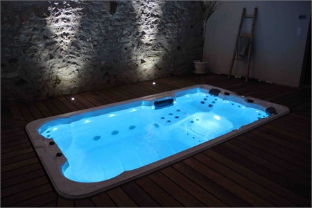Swimspa im Garten bei Nacht