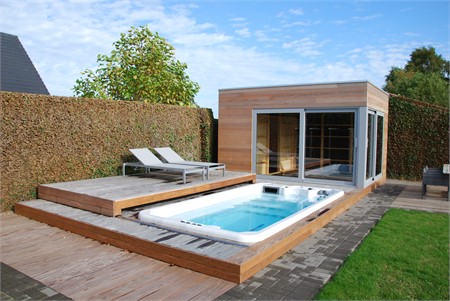 Swimspa im Garten mit Rolldeck