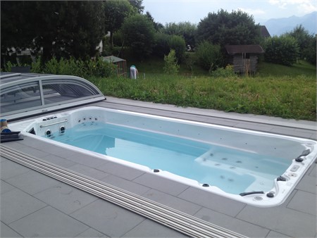 Swimspa im Garten mit Rolldeck