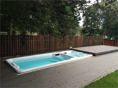 Swimspa im Garten mit Rolldeck