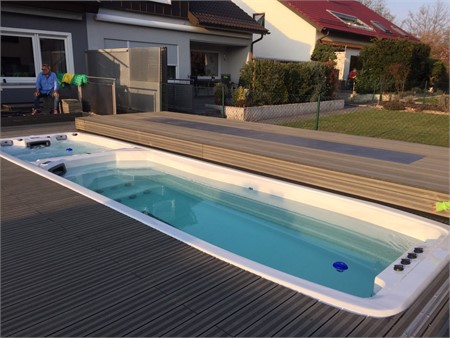 Swimspa im Garten mit Rolldeck