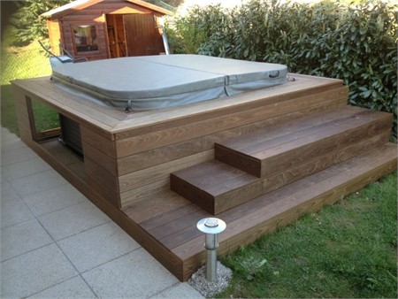 Whirlpool im Garten versenkt mit Cover