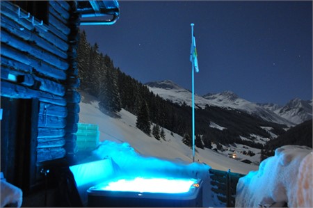Whirlpool im Schnee am Abend